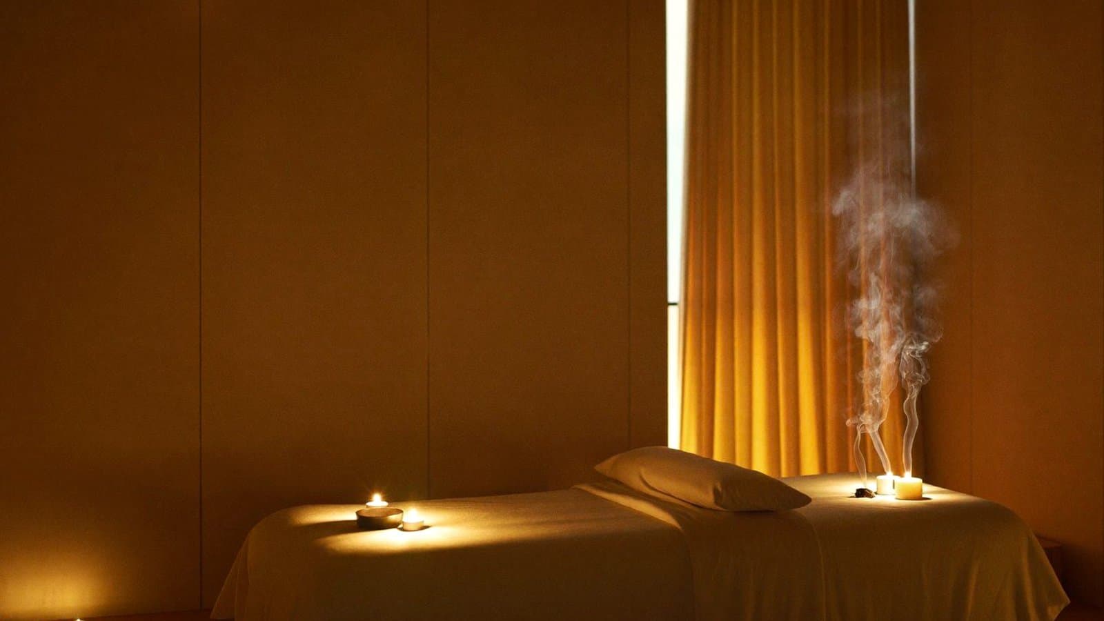 Sala de massagem com iluminação suave e ambiente preparado